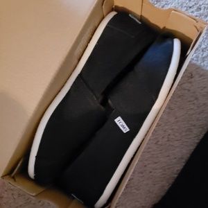 SOLD!! Toms flats sz 7 come with box and all!!💗